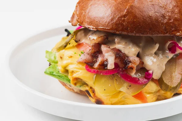 beyaz plaka üzerinde sos ile lezzetli burger