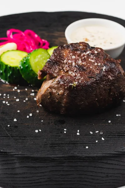 ızgara biftek, dilimlenmiş salatalık ve sos