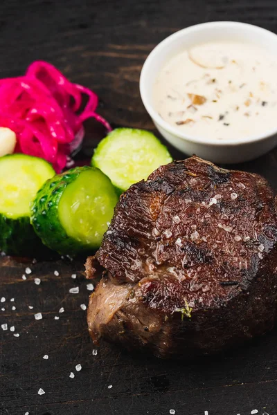 ızgara biftek, dilimlenmiş salatalık ve sos