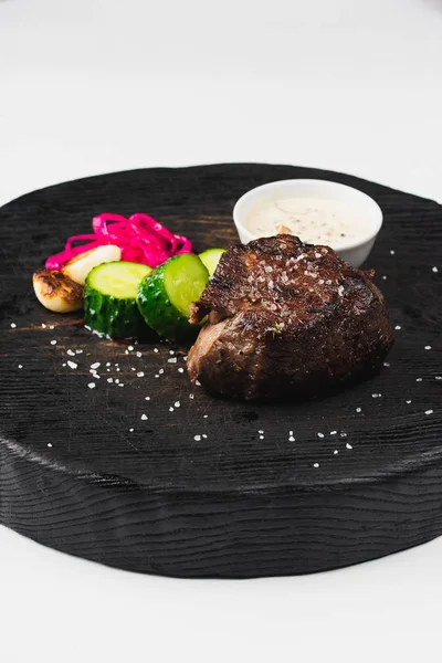 ızgara biftek, dilimlenmiş salatalık ve sos