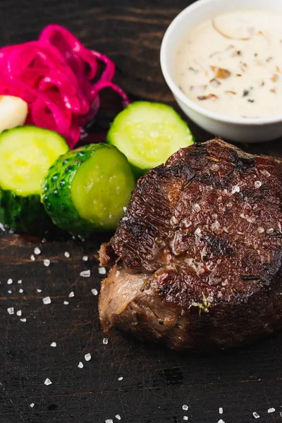 ızgara biftek, dilimlenmiş salatalık ve sos