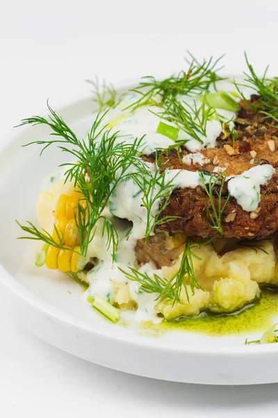 mısır, dereotu ve sos ile delikus kızarmış et