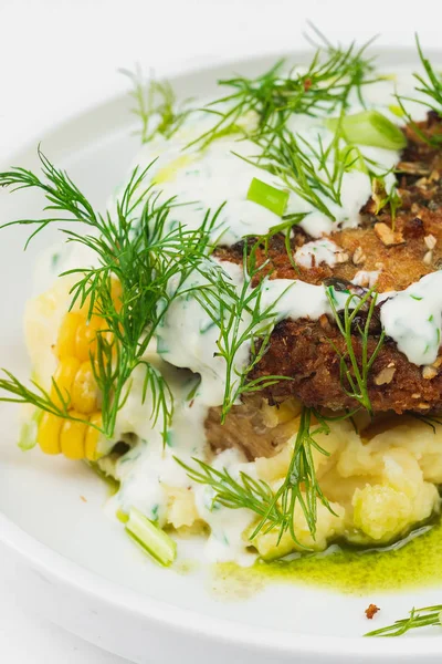 mısır, dereotu ve sos ile delikus kızarmış et