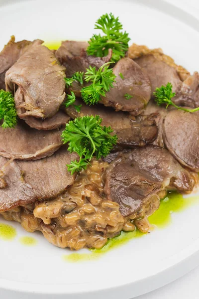 beyaz tabakta sos ve maydanoz ile et 