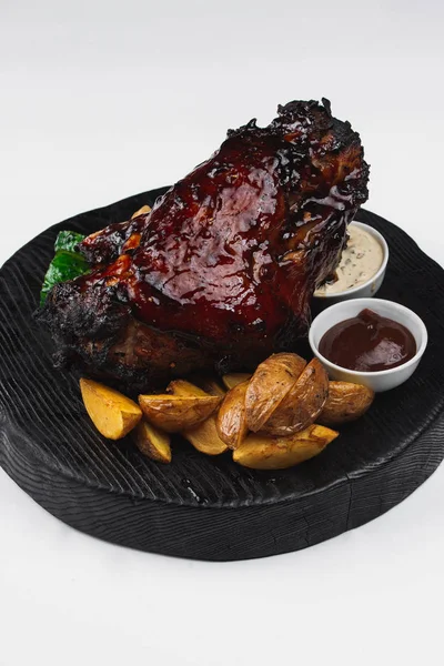 patates ve ketçap ile ızgara domuz eti