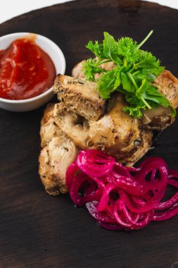 ketçap ve sebze ile ftied tavuk eti