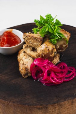 ketçap ve sebze ile ftied tavuk eti