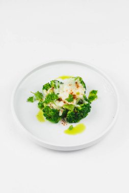 beyaz tabakta peynir soslu brokoli