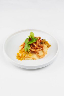 sos ve yeşil otlar ile bir tabakta makarna