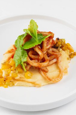 beyaz tabakta otlar ve sos ile makarna