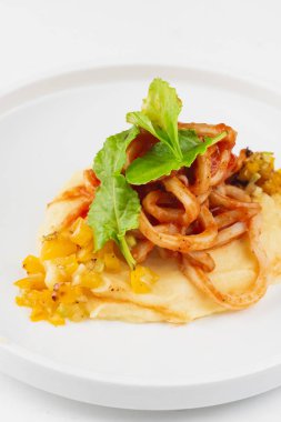 beyaz tabakta otlar ve sos ile makarna