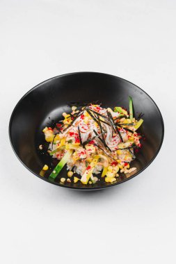 sebze ile siyah tabakta makarna