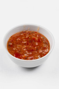 beyaz tabakta kırmızı çorba