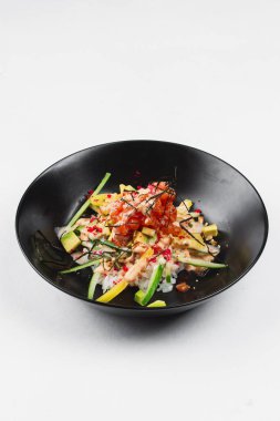 beyaz bir arka plan üzerinde siyah tabakta salata