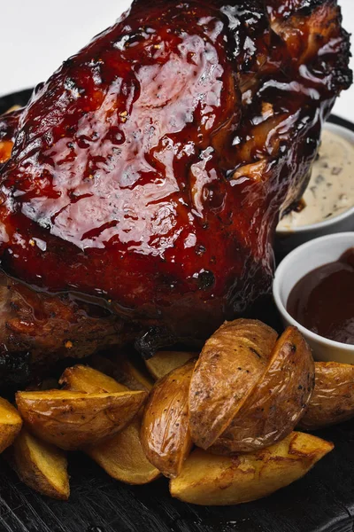 patates ve ketçap ile ızgara domuz eti