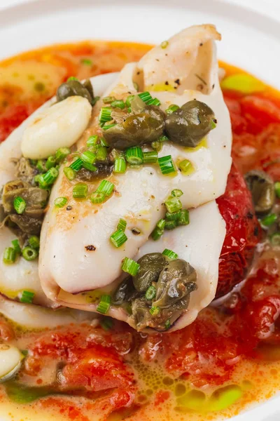 Kompozisyon malzemeler İtalyan gastronomi tipik ile tipik bir İtalyan Pizza. Kavramı: pizza, İtalyan geleneği, Naples, Akdeniz lezzetleri