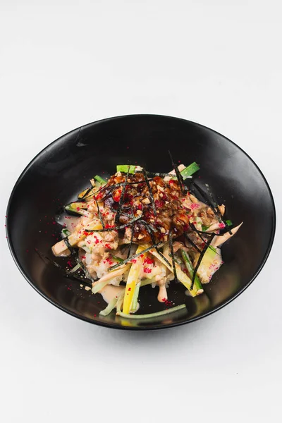 黒いボウルでおいしいアジアのサラダ — ストック写真