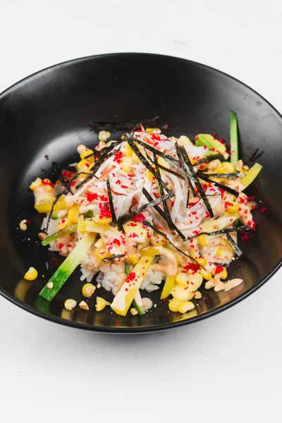 sebze ile siyah tabakta makarna