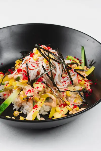 sebze ile siyah tabakta makarna