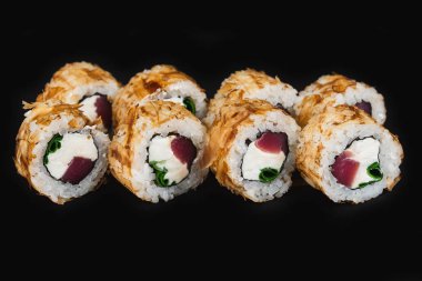 siyah arka plan üzerinde lezzetli taze suşi