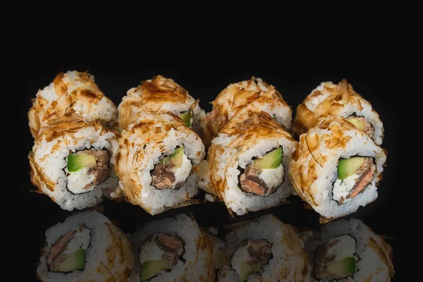 黒い背景においしい新鮮な寿司 — ストック写真