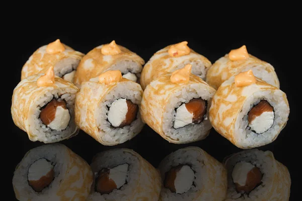 Saboroso Sushi Fresco Fundo Preto — Fotografia de Stock