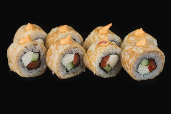 Smaczne Świeże Sushi Czarnym Tle — Zdjęcie stockowe