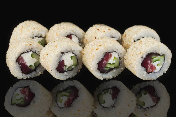 黒い背景においしい新鮮な寿司 — ストック写真