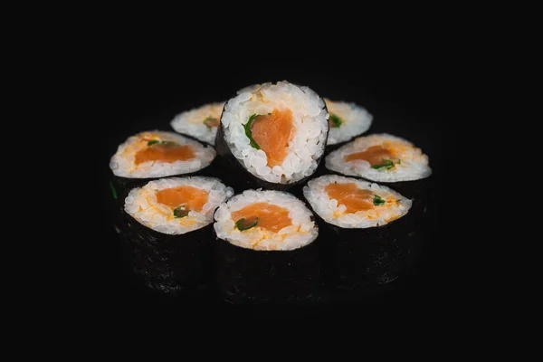 Smaczne Świeże Sushi Czarnym Tle — Zdjęcie stockowe
