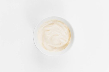 beyaz arka plan üzerinde izole kremsi sos 