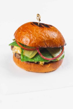 ahşap tahta üzerinde sığır eti ile lezzetli hamburger