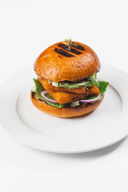 ahşap tahta üzerinde sığır eti ile lezzetli hamburger