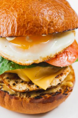 ahşap tahta üzerinde sığır eti ile lezzetli hamburger