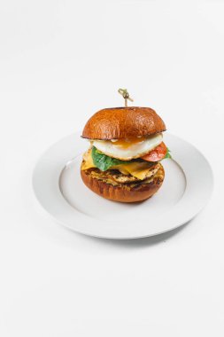 ahşap tahta üzerinde sığır eti ile lezzetli hamburger