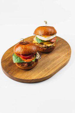 ahşap tahta üzerinde sığır eti ile lezzetli hamburger