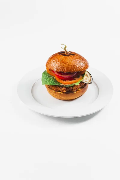 白を基調としたトマトと牛肉の美味しいハンバーガー — ストック写真