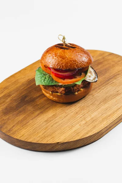 木製のボードに牛肉とおいしいハンバーガー — ストック写真