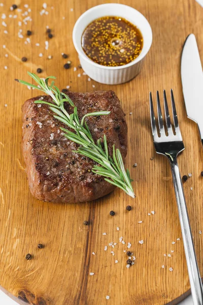 Bife Assado Ervas Tábua Madeira — Fotografia de Stock