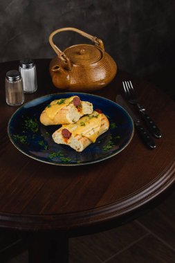 Tabakta lezzetli sandviç ve çay.