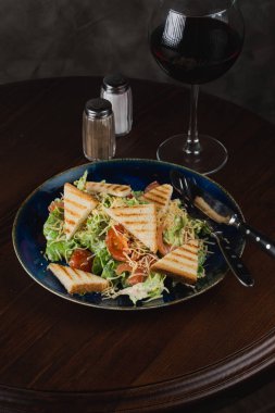 Lezzetli salata ve şarap masada.