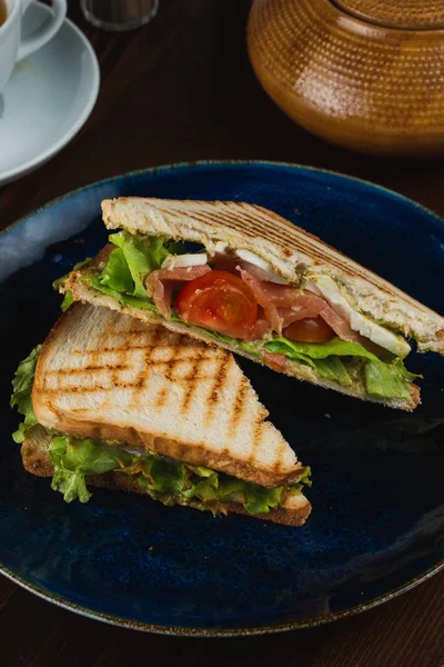 Tabakta lezzetli sandviç ve çay.