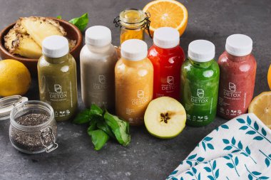 Detoks, içki ve meyveler masada.