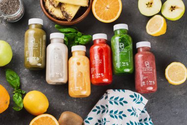 Detoks, içki ve meyveler masada.