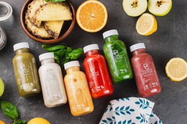 Detoks, içki ve meyveler masada.