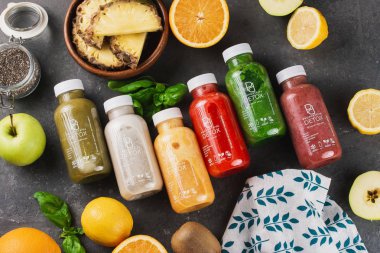 Detoks, içki ve meyveler masada.