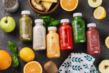 Detoks, içki ve meyveler masada.