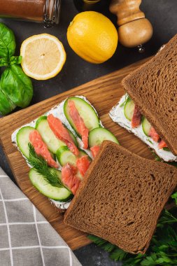 Salatalık ve balıktan sandviç yapıyorlar. 