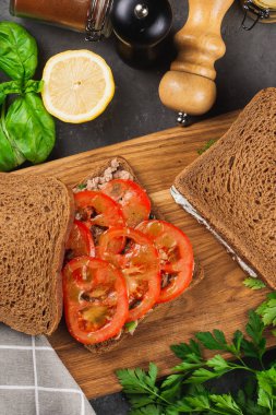 Domatesli ve ezmeli sandviç yapıyorum.