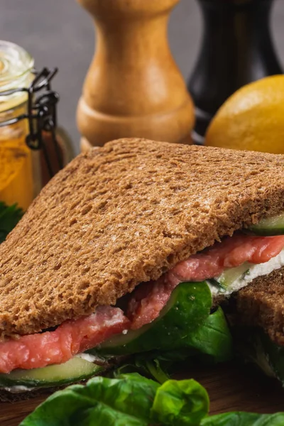 Deliciosos Sándwiches Sobre Tabla Madera — Foto de Stock