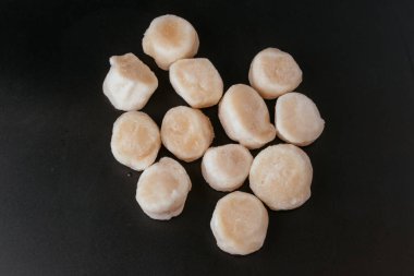 Siyah arkaplanda çiğ hamur köftesi